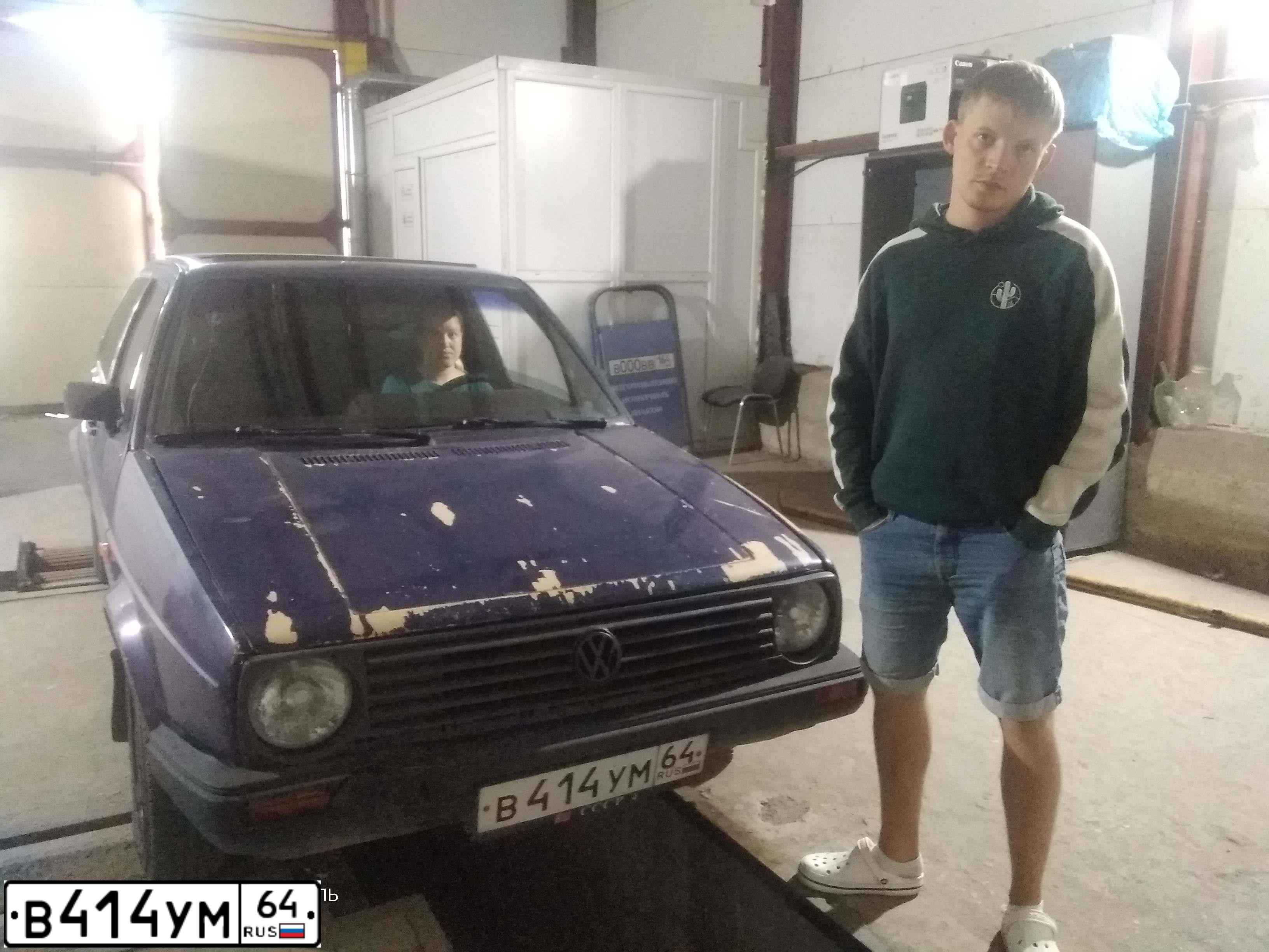 Фото автомобиля VOLKSWAGEN GOLF, 1987 — госномер В414УМ64. Цвет: ТЕМНО СИНИЙ