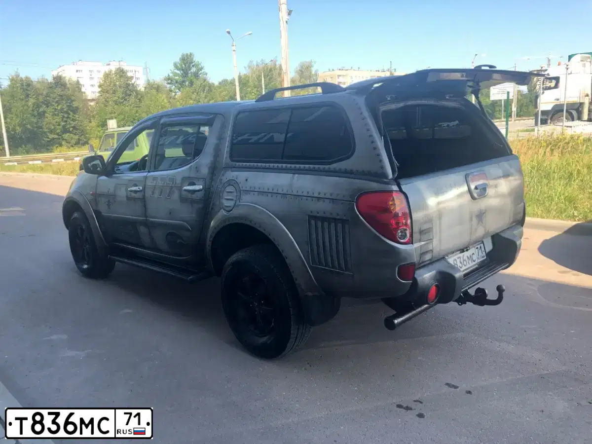 Фото автомобиля MITSUBISHI L 200, 2008 — госномер Т013ХВ23. Цвет: СЕРЫЙ