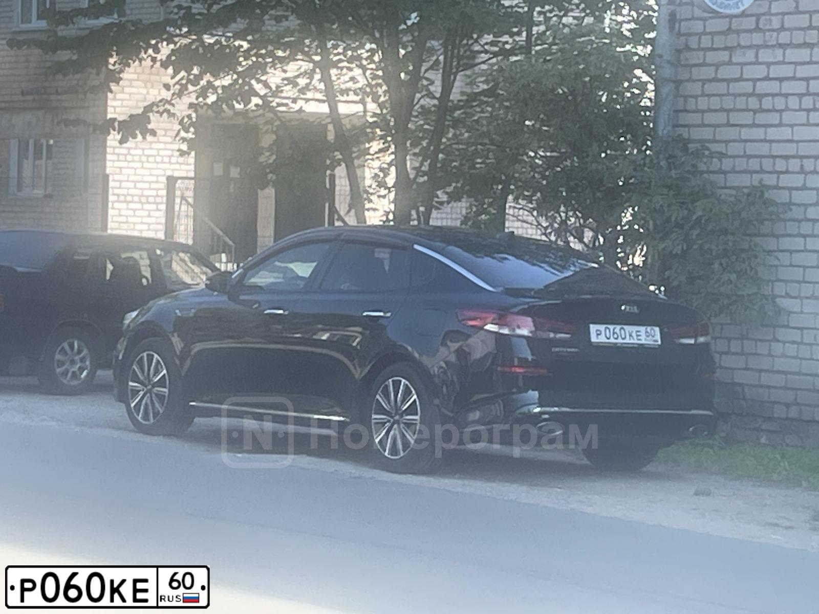 Фото автомобиля KIA SPORTAGE, 2011 — госномер Р060КЕ60. Цвет: ЧЕРНЫЙ ПЕРЛАМУТР