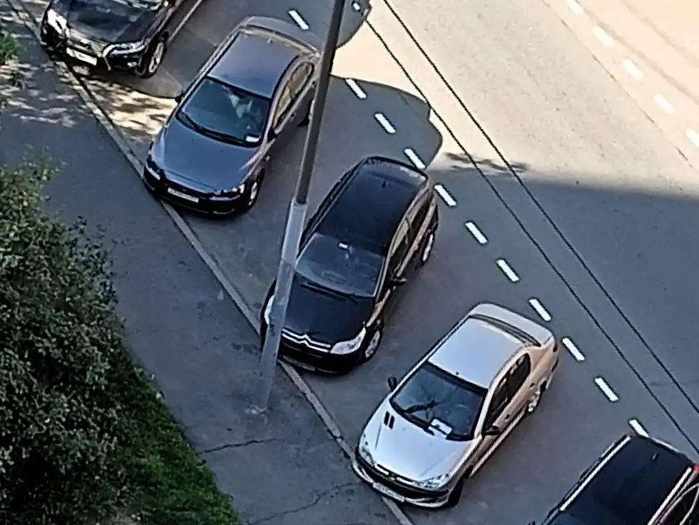 Фото автомобиля CITROEN C4, 2006 — госномер В713МК790. Цвет: ЧЕРНЫЙ