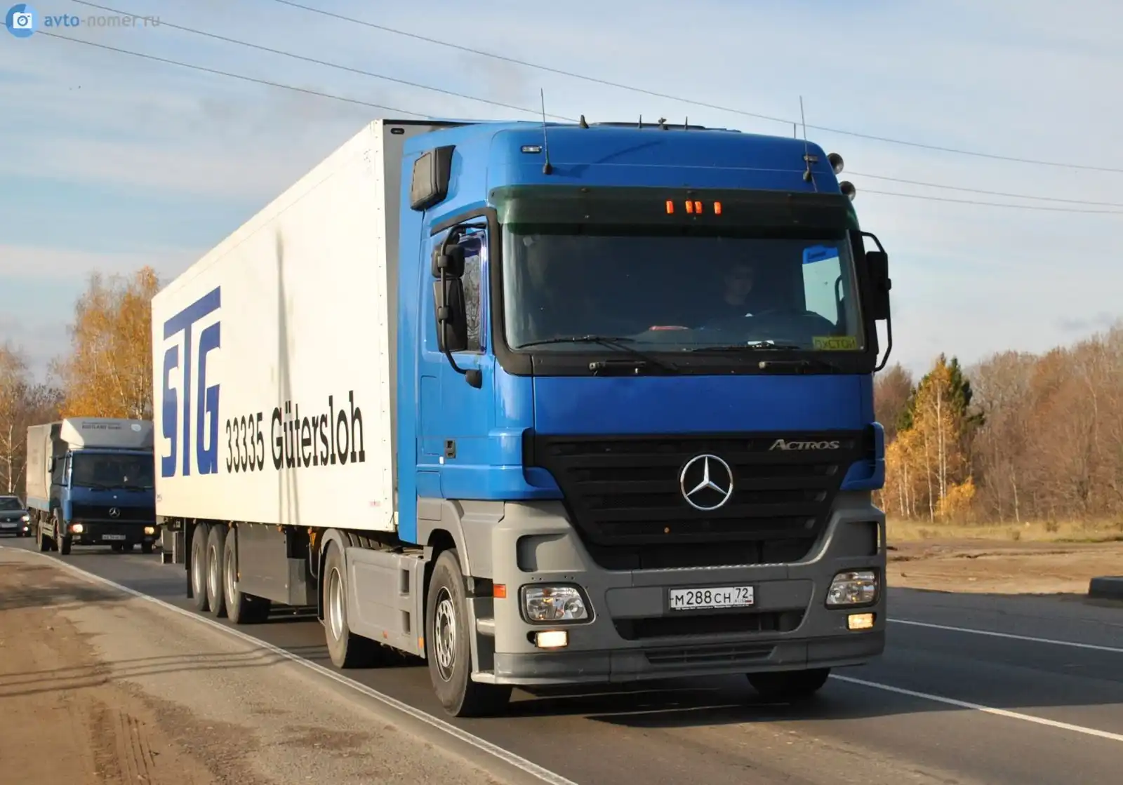 Фото автомобиля MERCEDES ACTROS, 2003 — госномер Р401КМ72. Цвет: СИНИЙ