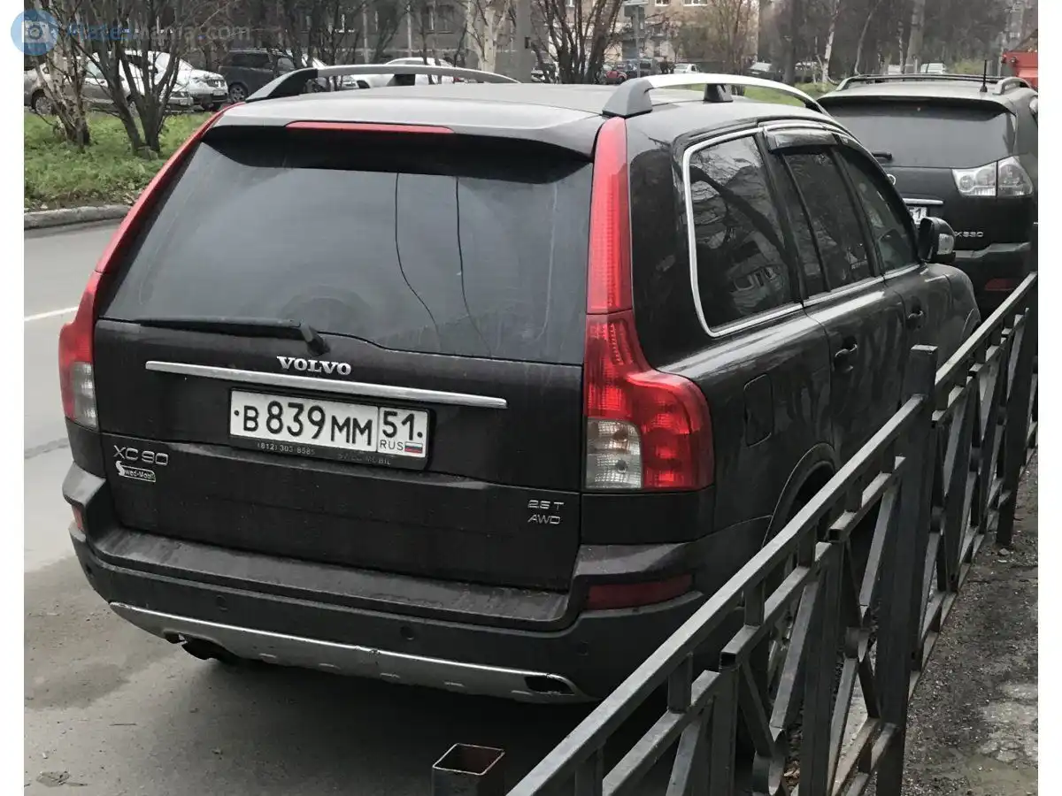 Фото автомобиля VOLVO XC90, 2006 — госномер В839ММ51. Цвет: БОРДОВЫЙ