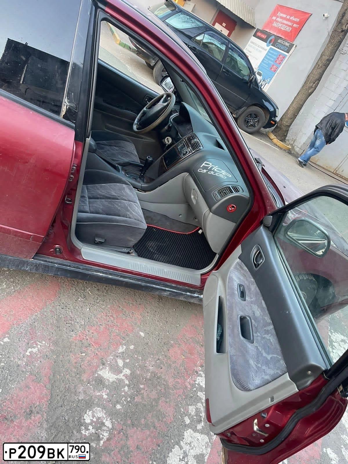 Фото автомобиля MITSUBISHI GALANT, 1997 — госномер Н183КН77. Цвет: ВИШНЕВЫЙ