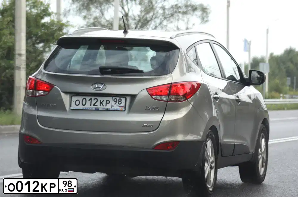 Фото автомобиля HYUNDAI IX35, 2010 — госномер О012КР98. Цвет: БЕЖЕВЫЙ