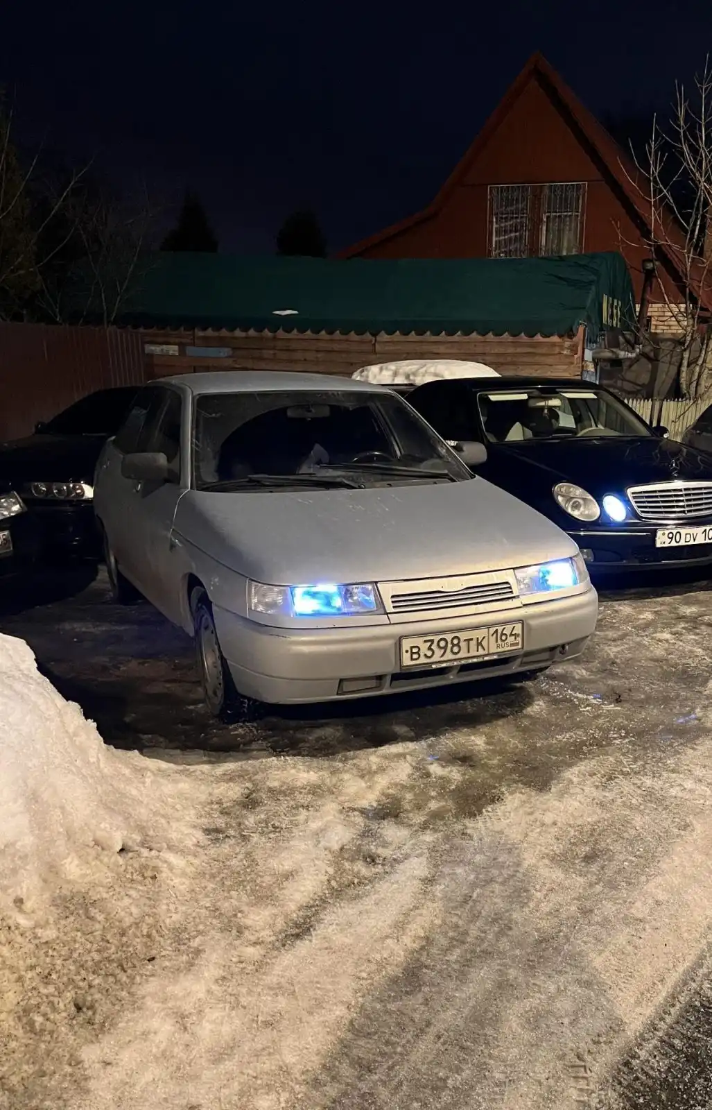 Фото автомобиля LADA 2110 LADA, 2001 — госномер В398ТК164. Цвет: Серебристый