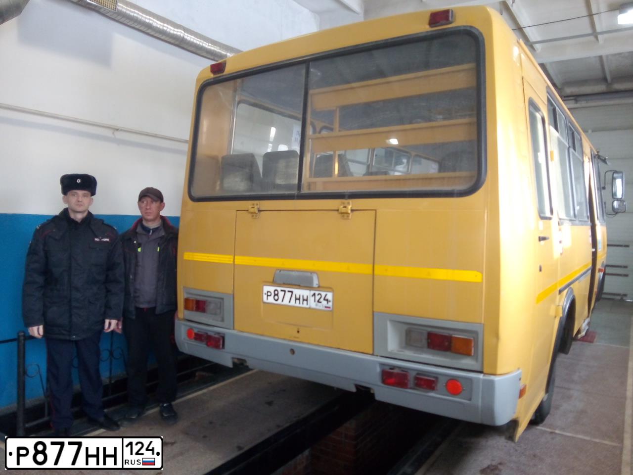Фото автомобиля PAZ 3205, 2009 — госномер Р877НН124. Цвет: ЖЁЛТЫЙ