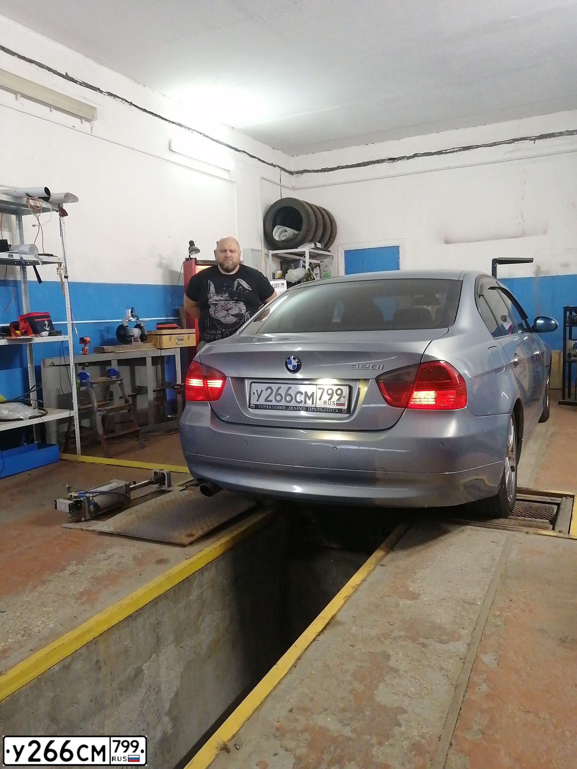Фото автомобиля BMW SERIE 3, 2005 — госномер У266СМ799. Цвет: СЕРЫЙ СВЕТЛЫЙ