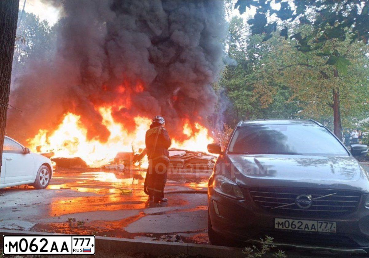 Фото автомобиля VOLVO XC60, 2013 — госномер М062АА777. Цвет: СЕРЫЙ