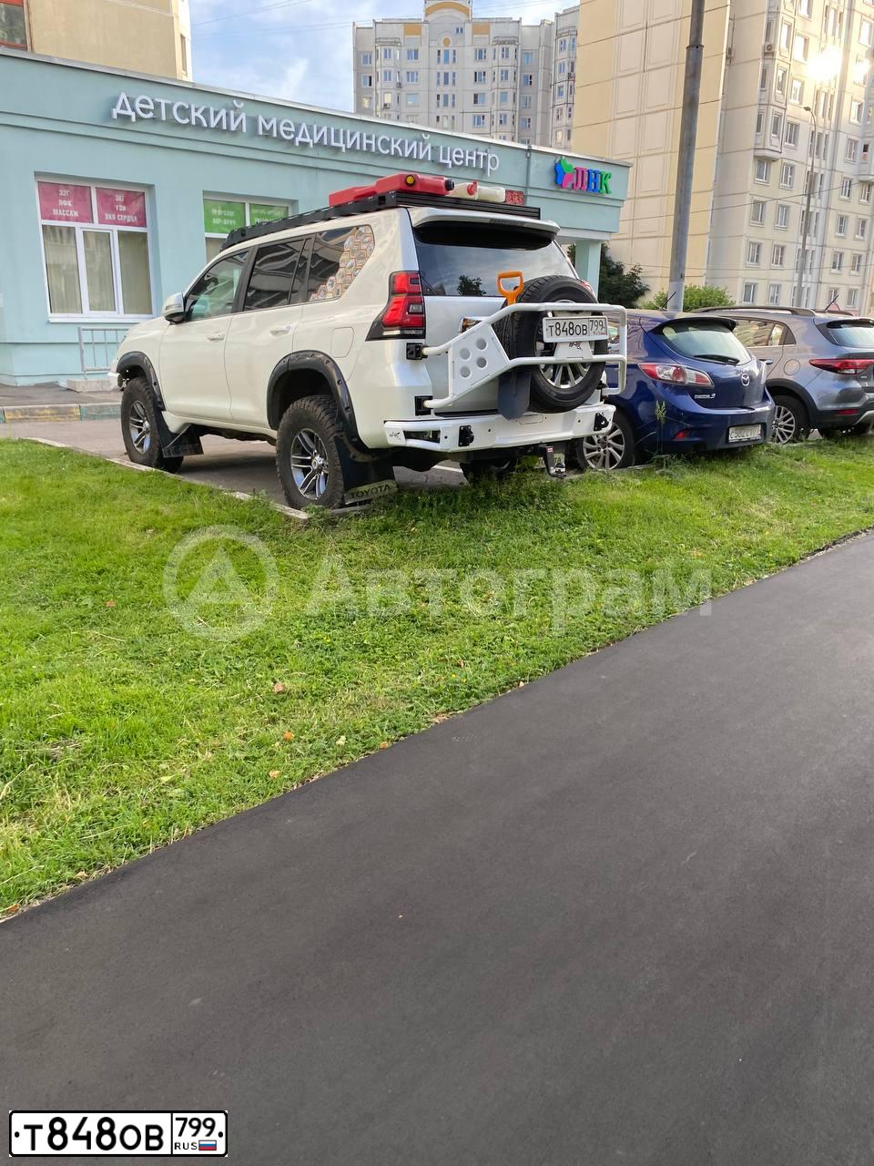 Фото автомобиля TOYOTA LANDCRUISER, 2018 — госномер Т848ОВ799. Цвет: Белый