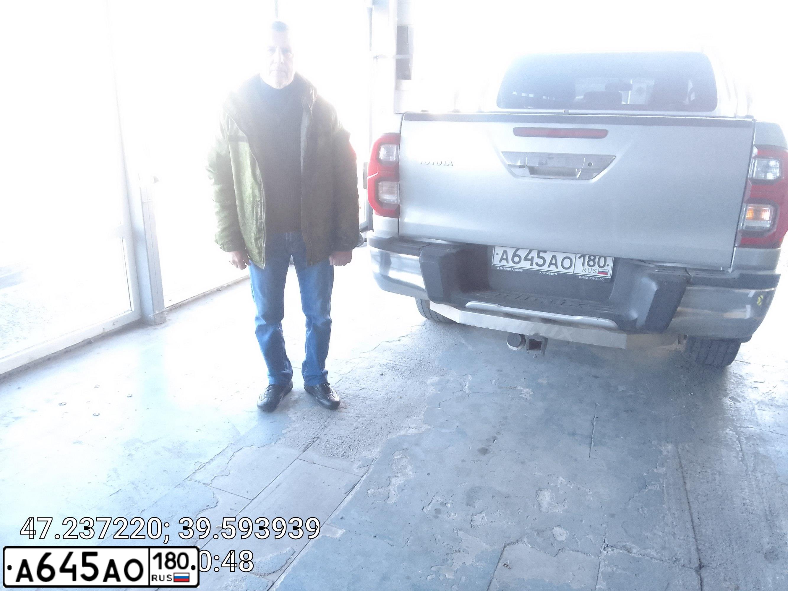 Фото автомобиля TOYOTA HILUX, 2019 — госномер А645АО180. Цвет: Серебристый