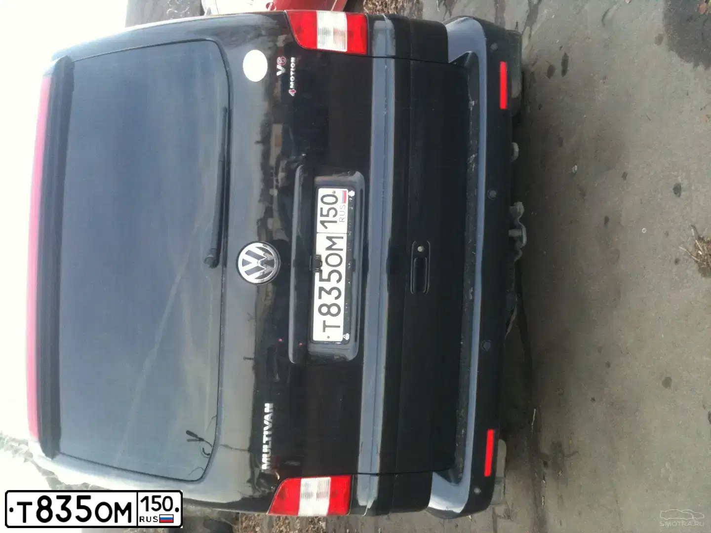 Фото автомобиля VOLKSWAGEN MULTIVAN, 2005 — госномер Т835ОМ150. Цвет: ЧЕРНЫЙ