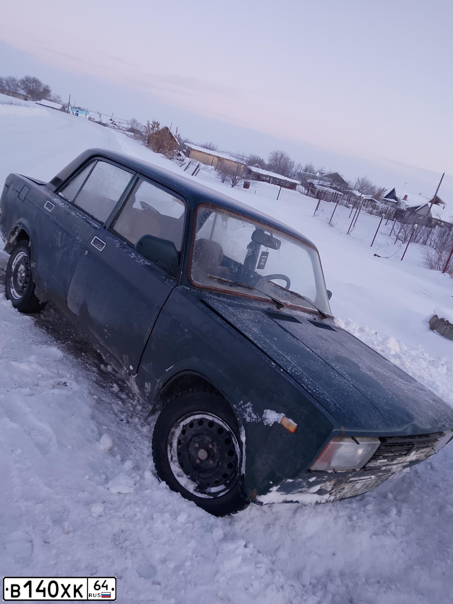 Фото автомобиля LADA 2105, 1996 — госномер В140ХК64. Цвет: ТЕМНО ЗЕЛЕНЫЙ