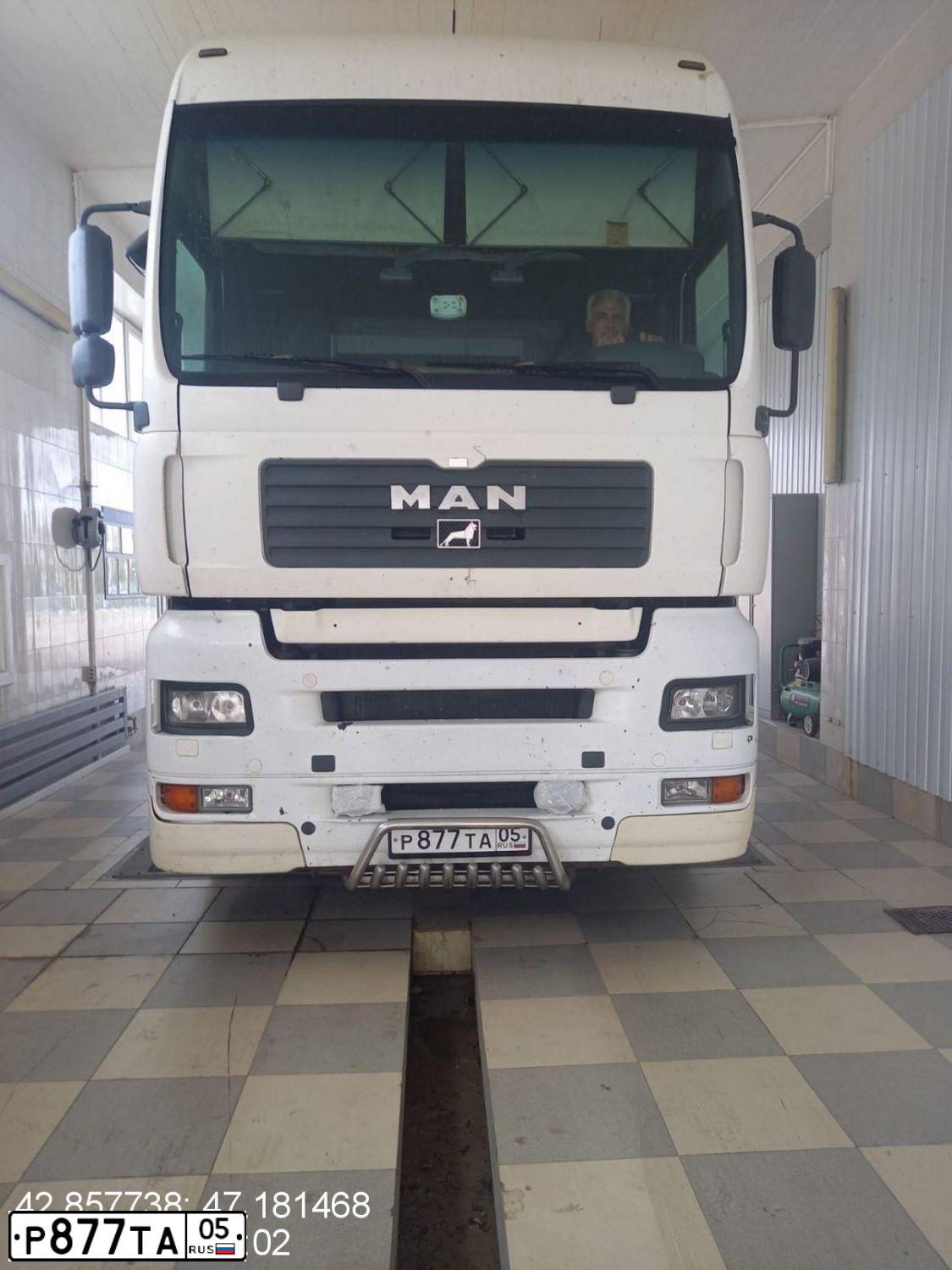 Фото автомобиля MAN N TGA 18.XXX 4X2, 2001 — госномер О748УО99. Цвет: Белый