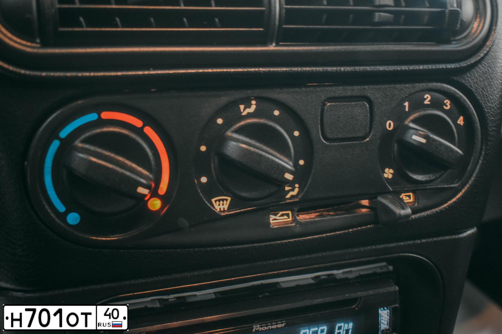 Фото автомобиля CHEVROLET NIVA, 2013 — госномер Н701ОТ40. Цвет: Темно-серый металлик