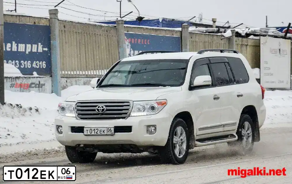 Фото автомобиля TOYOTA LANDCRUISER 200, 2014 — госномер Т012ЕК06. Цвет: БЕЛЫЙ