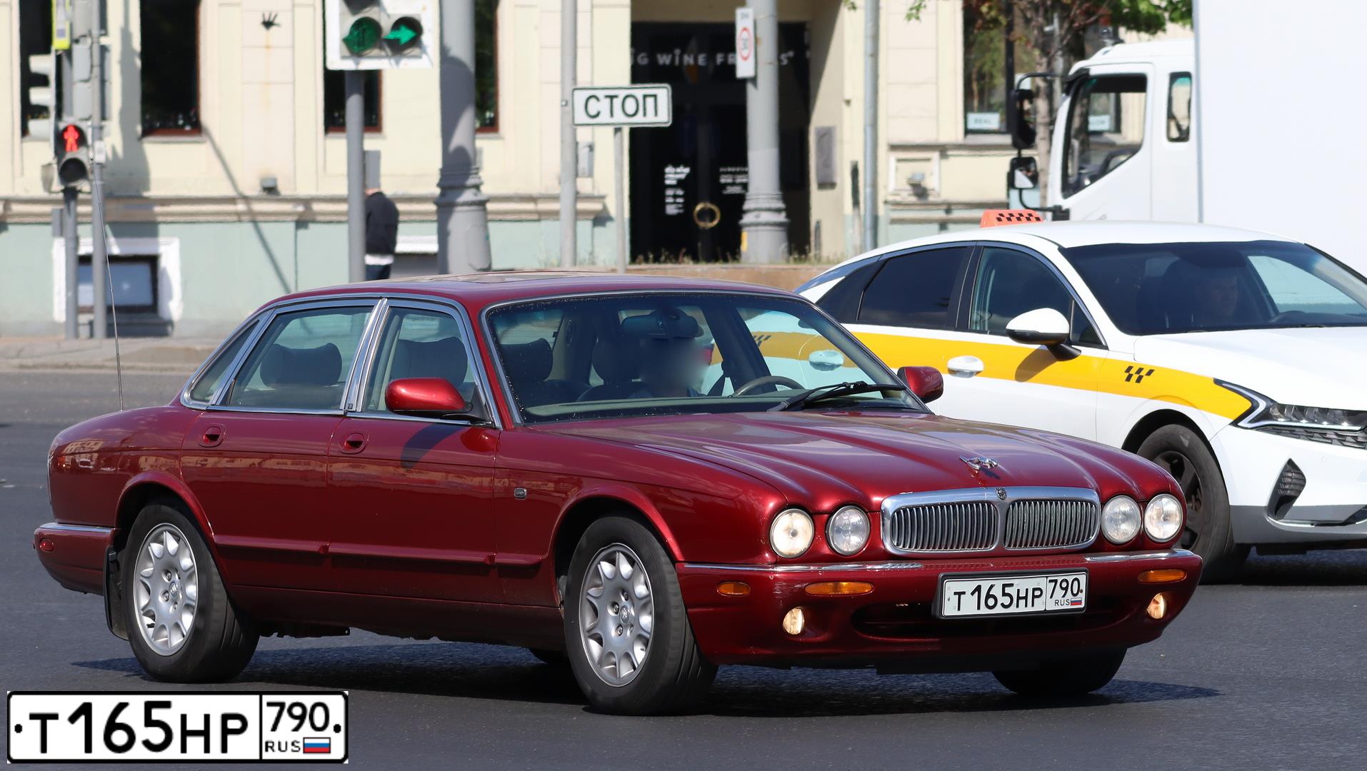 Фото автомобиля JAGUAR XJ-SERIE, 2001 — госномер Т165НР790. Цвет: Красный