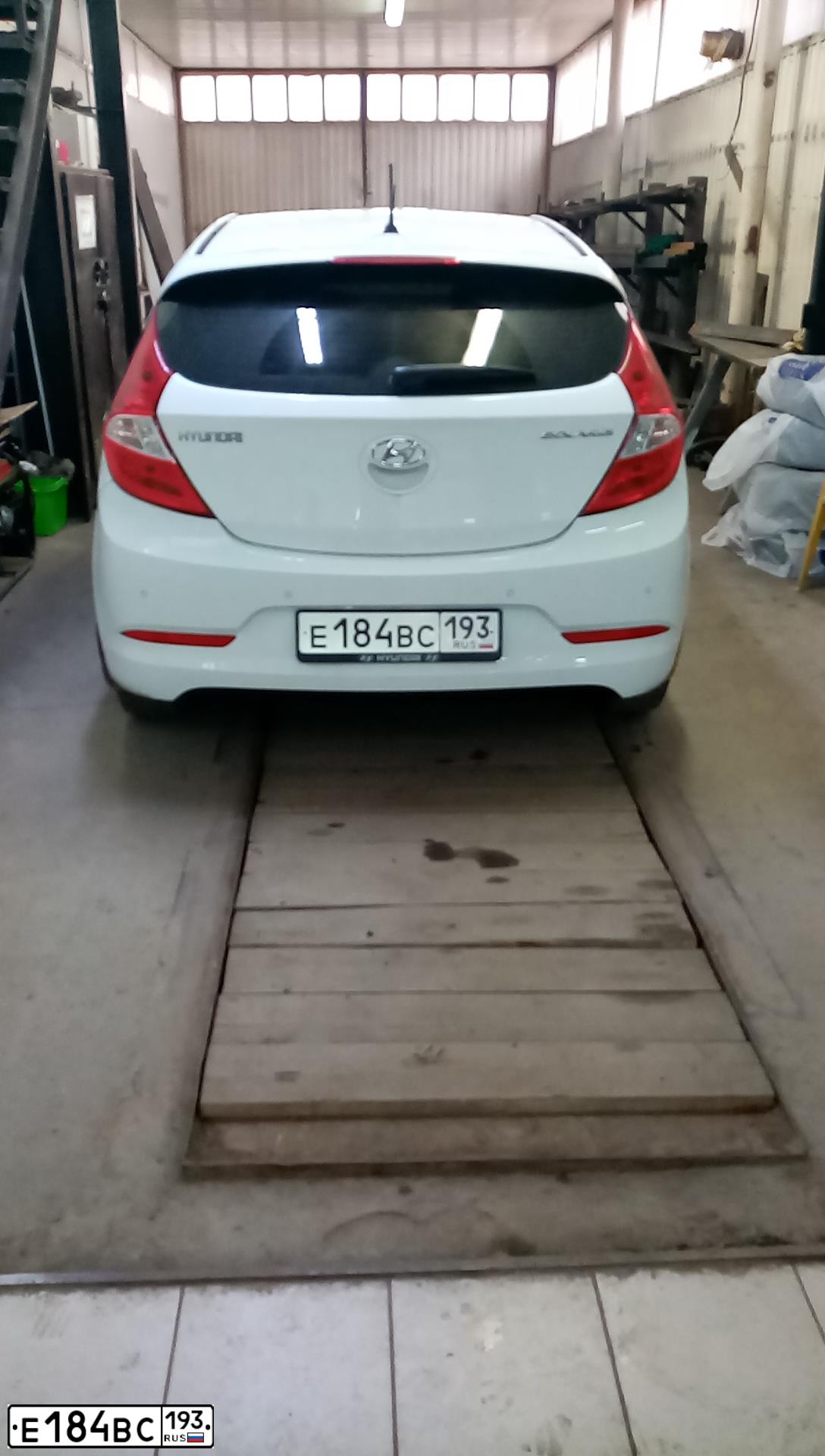 Фото автомобиля HYUNDAI SOLARIS, 2015 — госномер Н615КН761