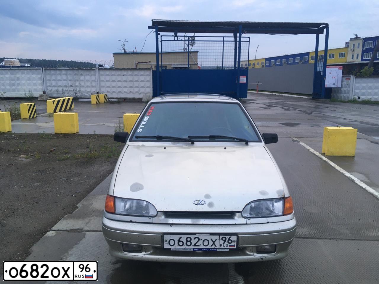 Фото автомобиля LADA 2113 SAMARA, 2006 — госномер О682ОХ96. Цвет: светло-серо-бежевый