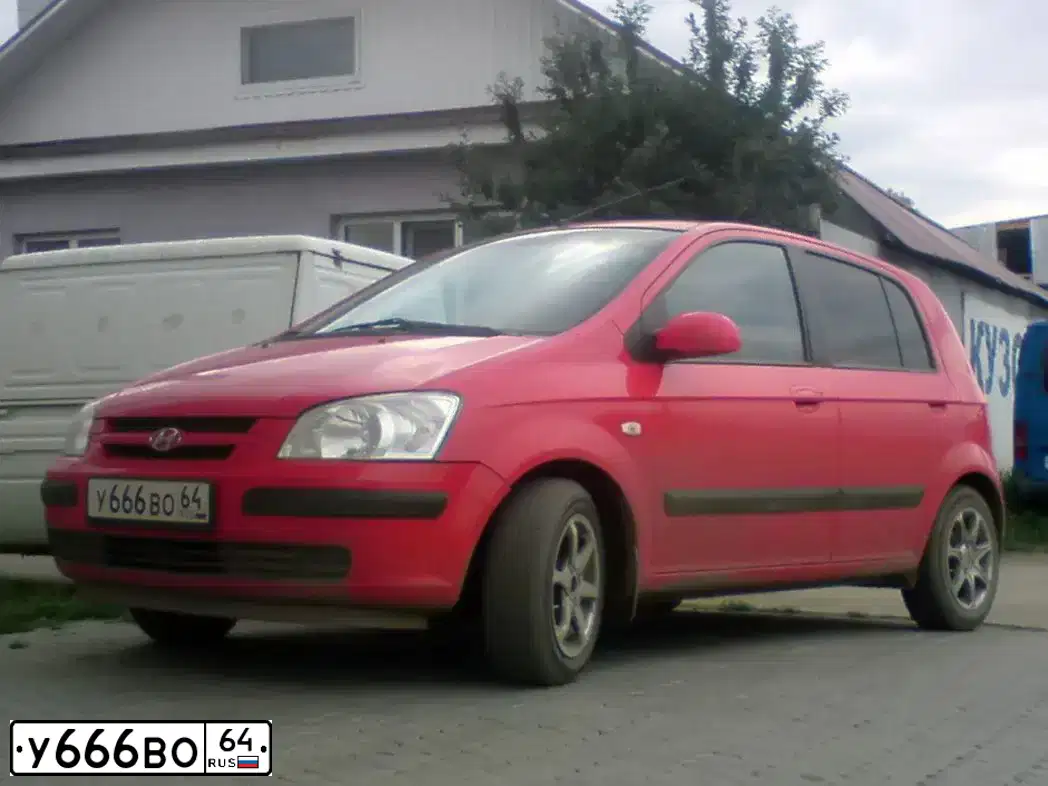 Фото автомобиля HYUNDAI GETZ, 2004 — госномер У666ВО64. Цвет: ЯРКО КРАСНЫЙ