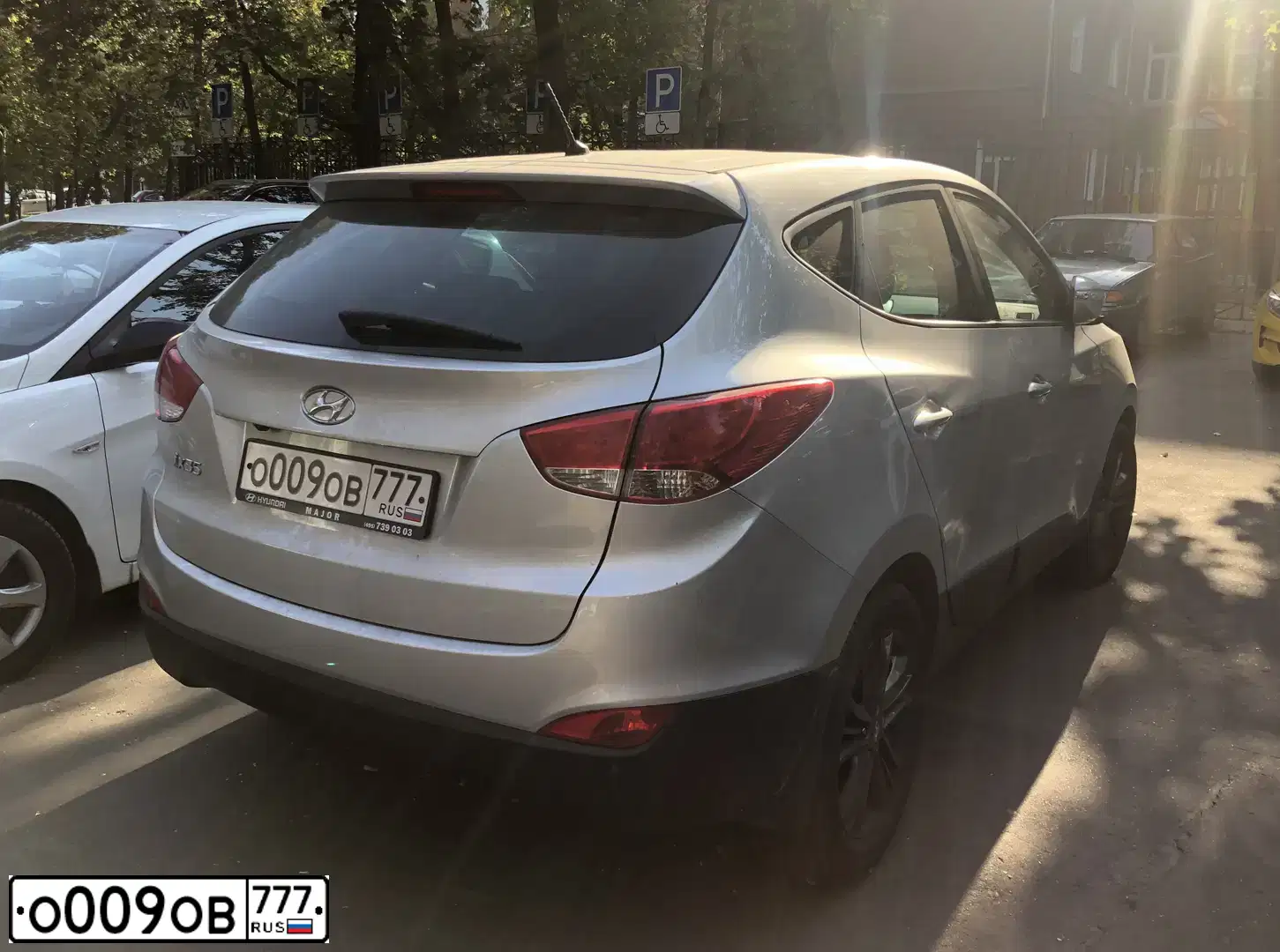 Фото автомобиля HYUNDAI IX35, 2015 — госномер О009ОВ777. Цвет: Серебристый