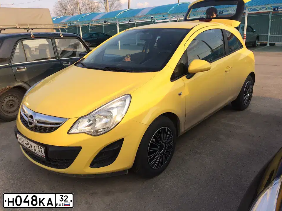 Фото автомобиля OPEL CORSA, 2012 — госномер Н048КА32. Цвет: ЖЁЛТЫЙ