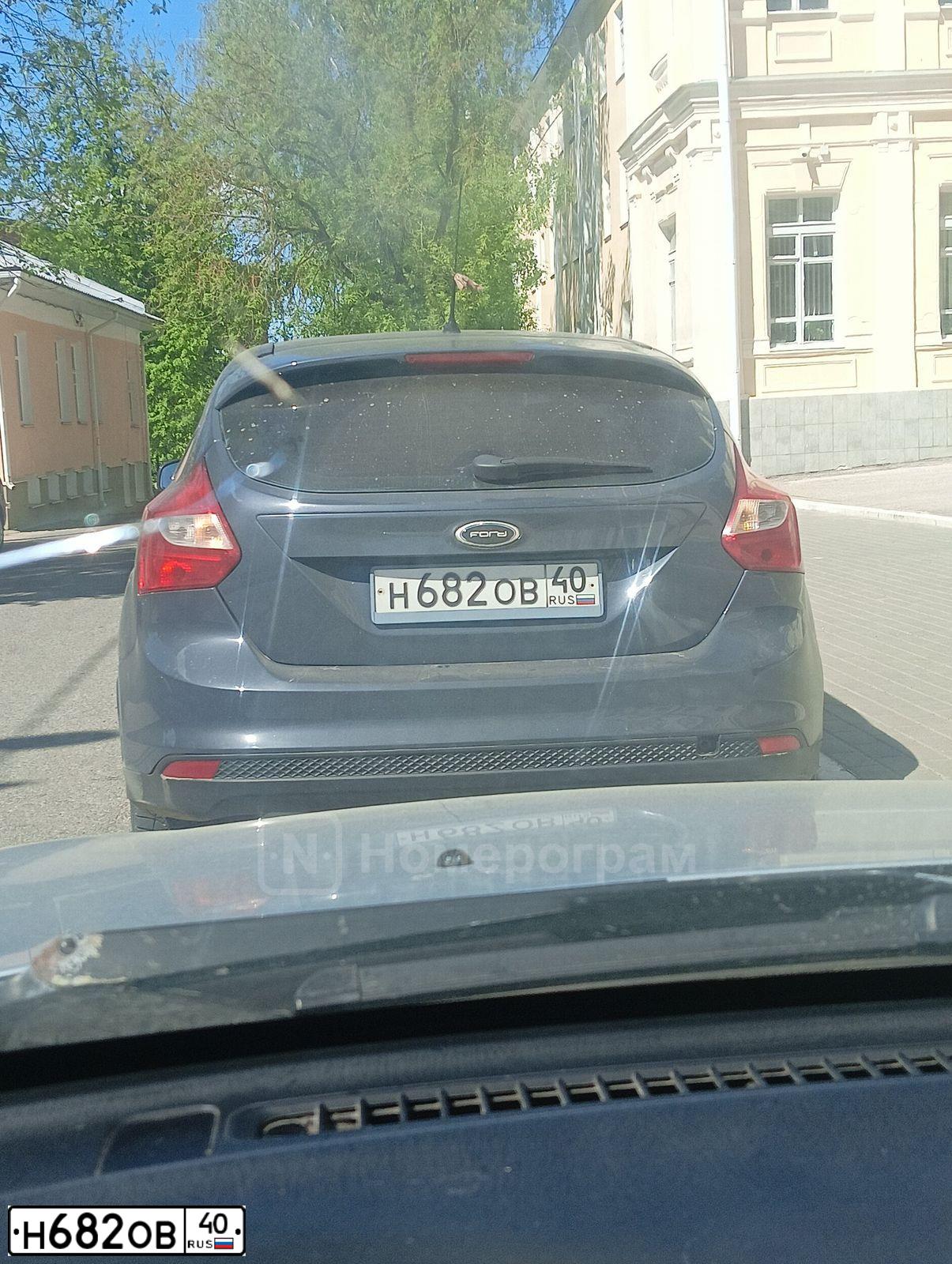Фото автомобиля FORD FOCUS, 2012 — госномер Н682ОВ40. Цвет: ТЕМНО-СЕРЫЙ