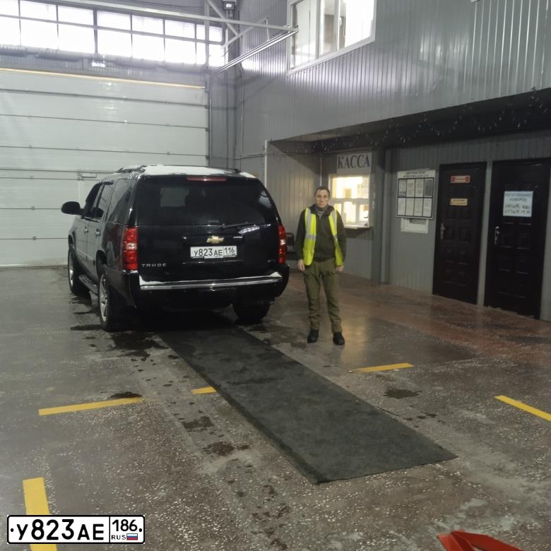 Фото автомобиля CHEVROLET TAHOE, 2011 — госномер Е115ХЕ124. Цвет: ЧЕРНЫЙ