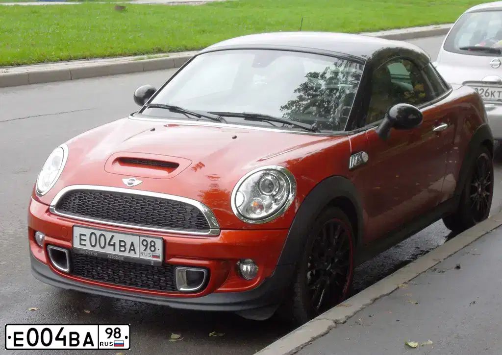 Фото автомобиля MINI ДРУГИЕ МINI СООРЕR S СОUРЕ, 2012 — госномер Е004ВА98. Цвет: ОРАНЖЕВЫЙ