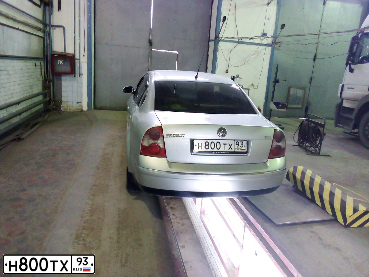 Фото автомобиля VOLKSWAGEN PASSAT, 2004 — госномер Н800ТХ93. Цвет: СЕРЕБРИСТЫЙ