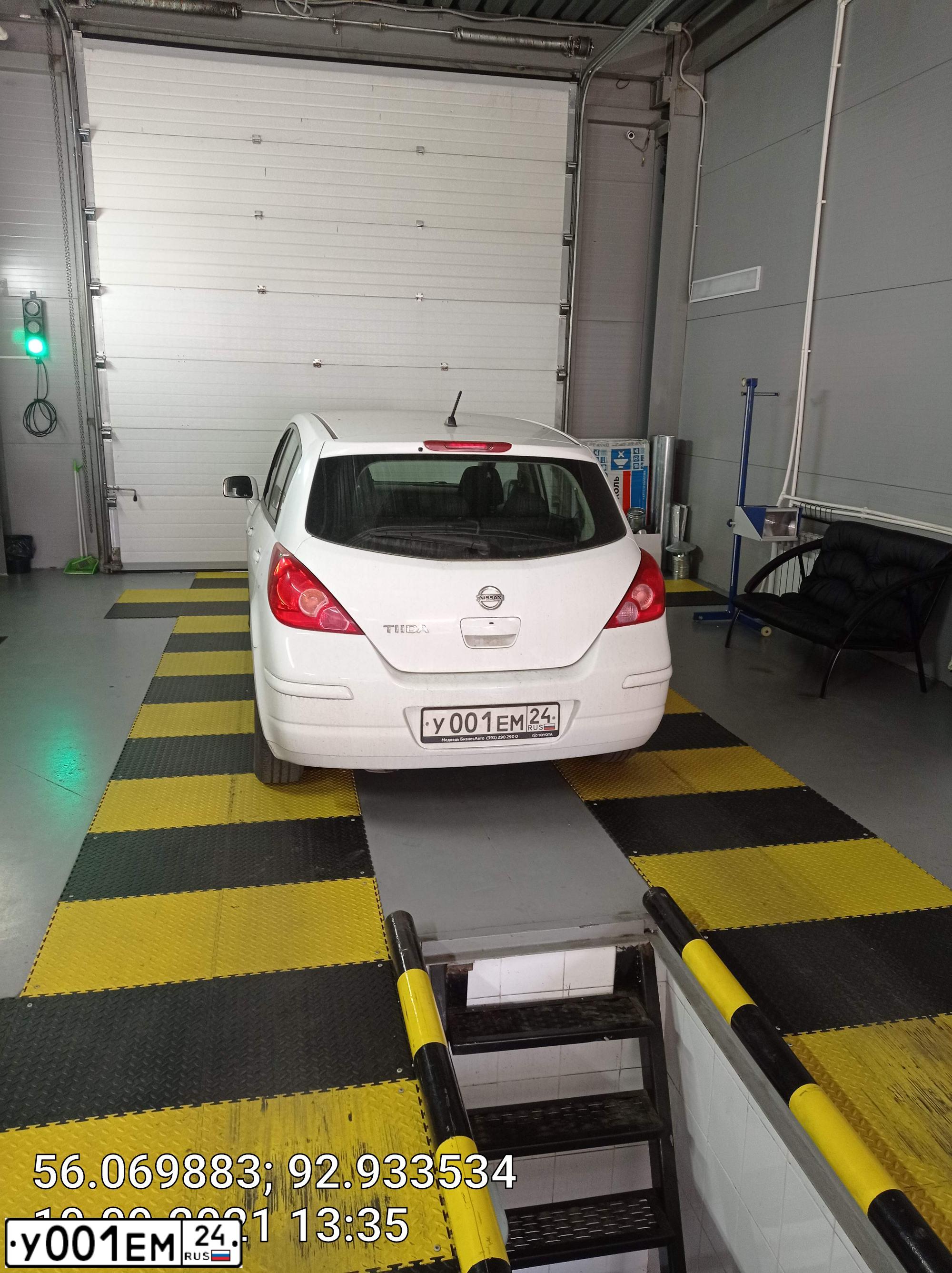 Фото автомобиля NISSAN TIIDA, 2011 — госномер У001ЕМ24. Цвет: БЕЛЫЙ