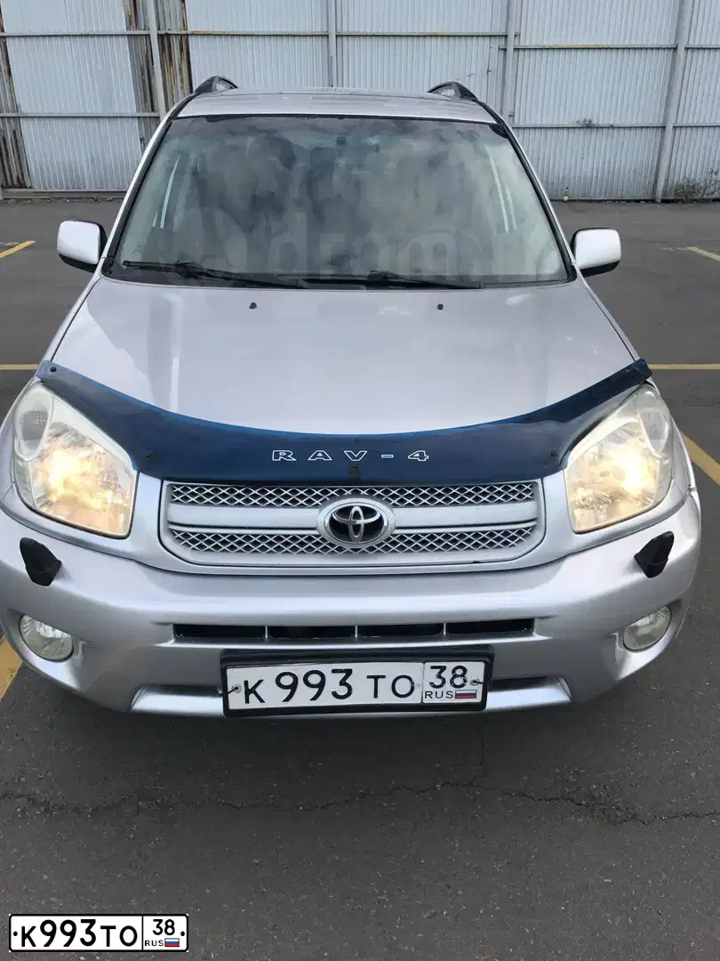 Фото автомобиля TOYOTA RAV4, 2005 — госномер К993ТО38. Цвет: Серебристый