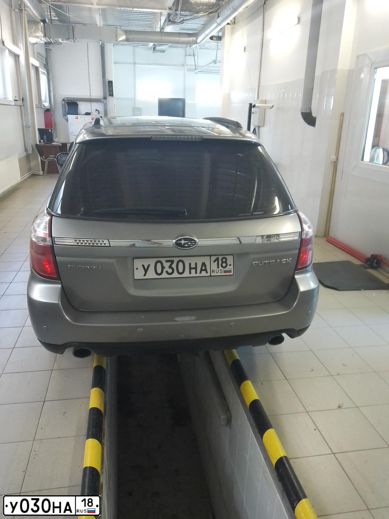 Фото автомобиля SUBARU OUTBACK, 2006 — госномер У030НА18. Цвет: СЕРЫЙ