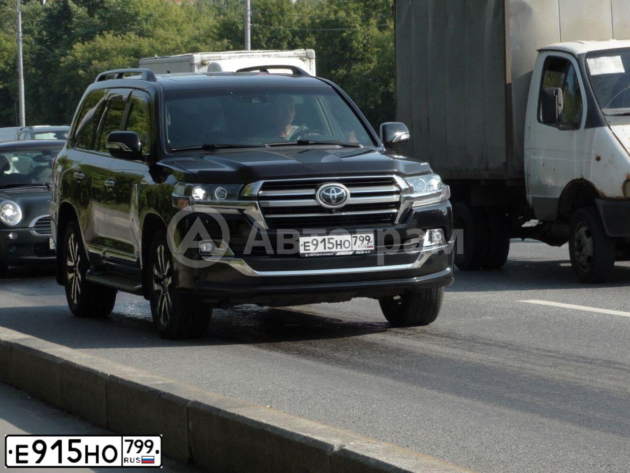 Фото автомобиля TOYOTA LANDCRUISER 200, 2018 — госномер Е915НО799. Цвет: ЧЕРНЫЙ