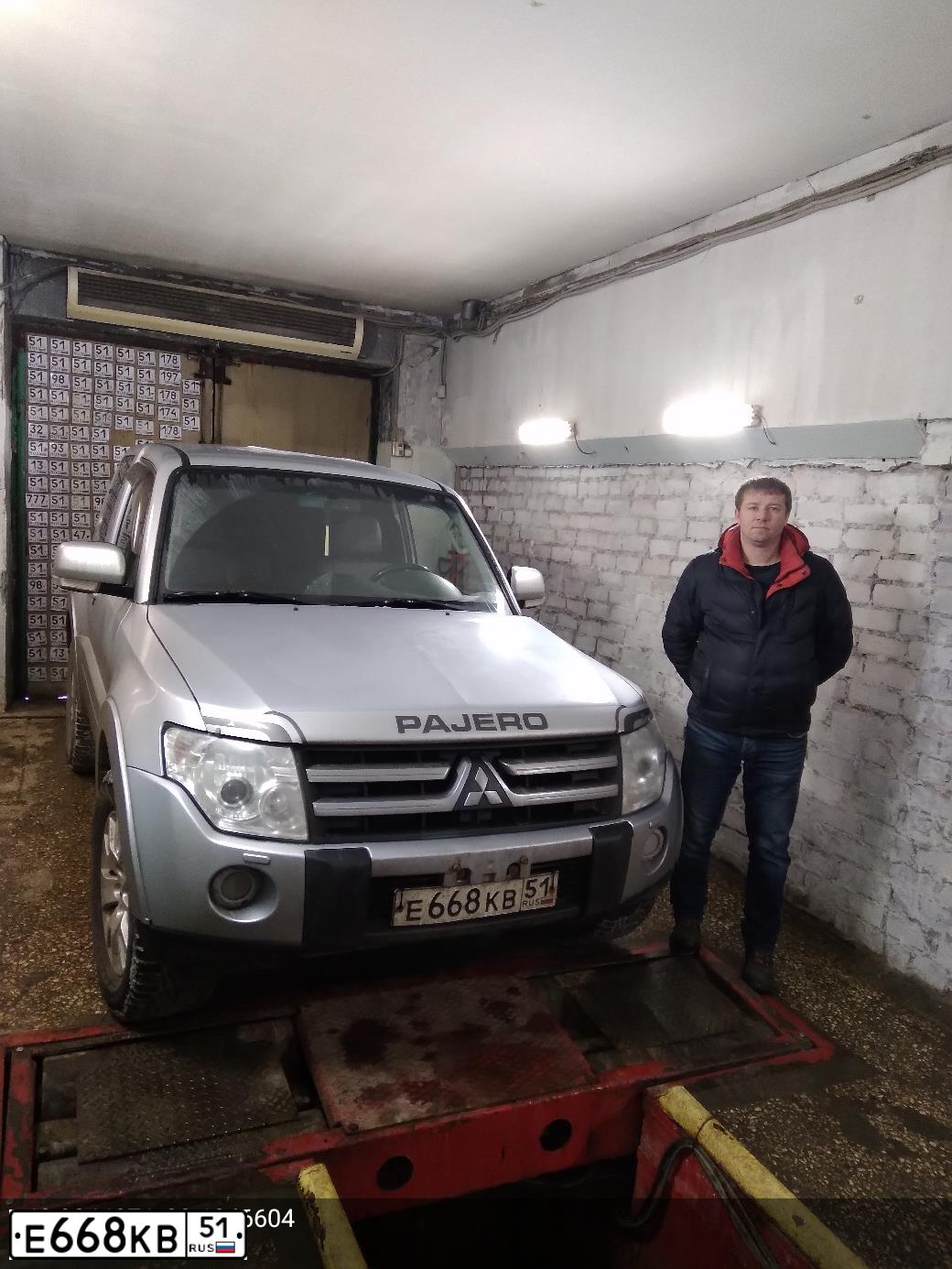 Фото автомобиля MITSUBISHI PAJERO, 2008 — госномер Е044НТ51. Цвет: СЕРЕБРИСТЫЙ