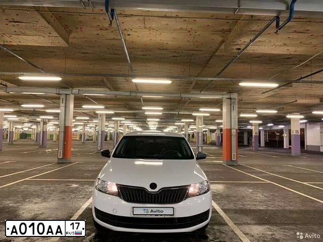 Фото автомобиля TOYOTA CAMRY, 2013 — госномер А010АА17. Цвет: Белый