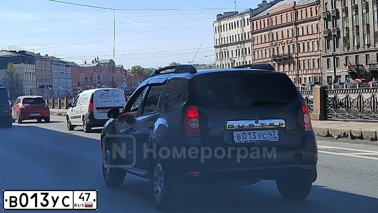Фото автомобиля RENAULT DUSTER, 2015 — госномер В013УС47. Цвет: ЧЕРНЫЙ
