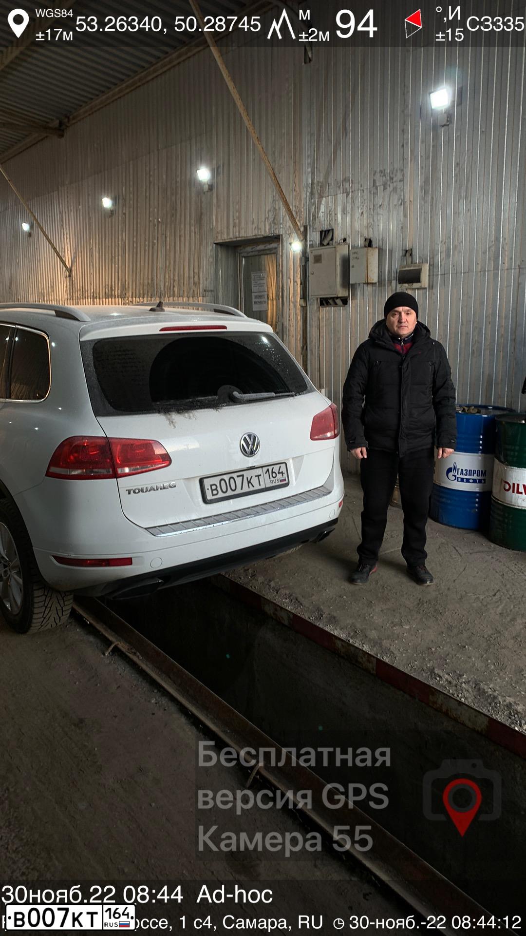 Фото автомобиля VOLKSWAGEN TOUAREG, 2013 — госномер Е810УК763. Цвет: Белый