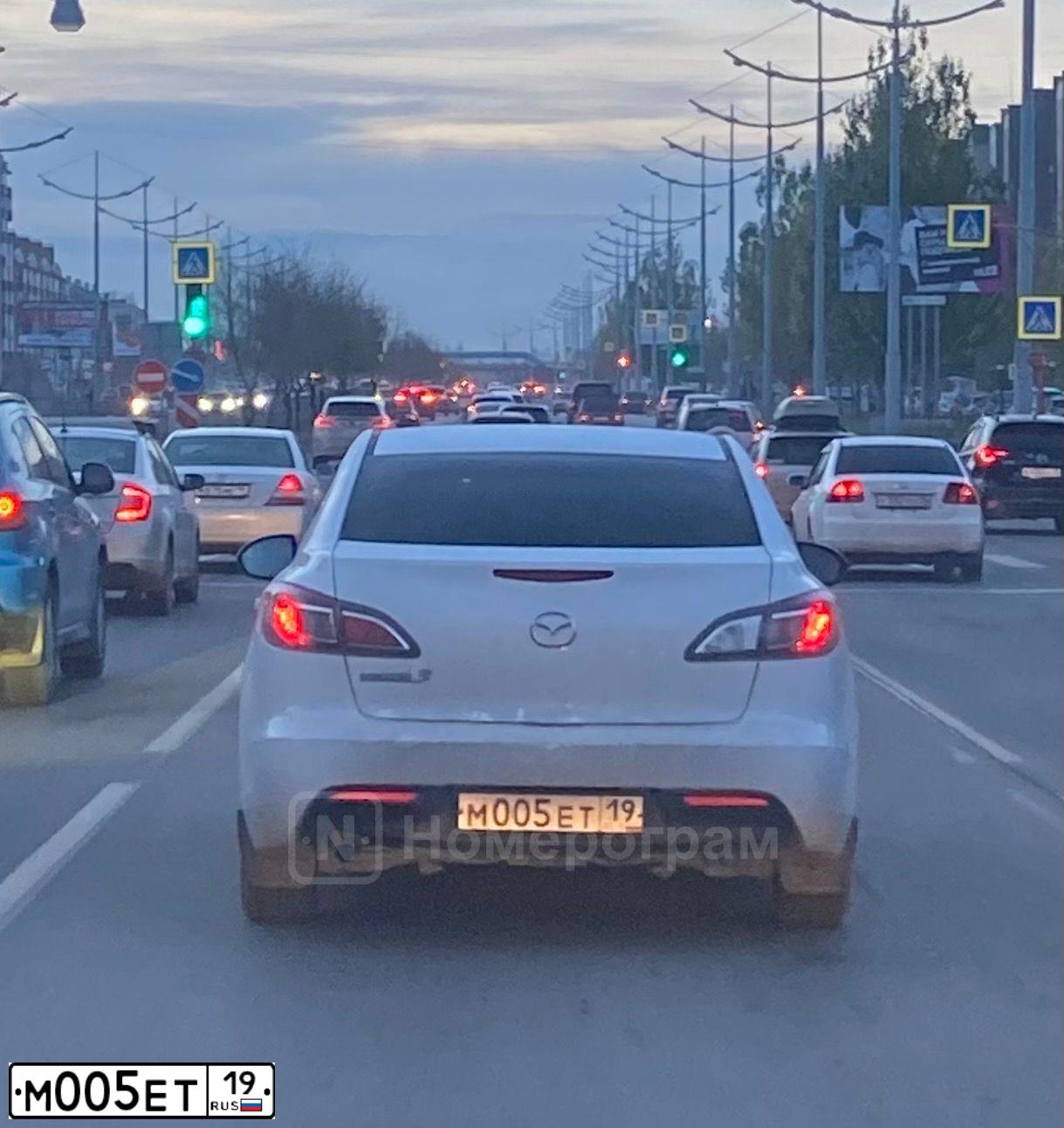 Фото автомобиля MAZDA 3, 2010 — госномер М005ЕТ19. Цвет: Белый