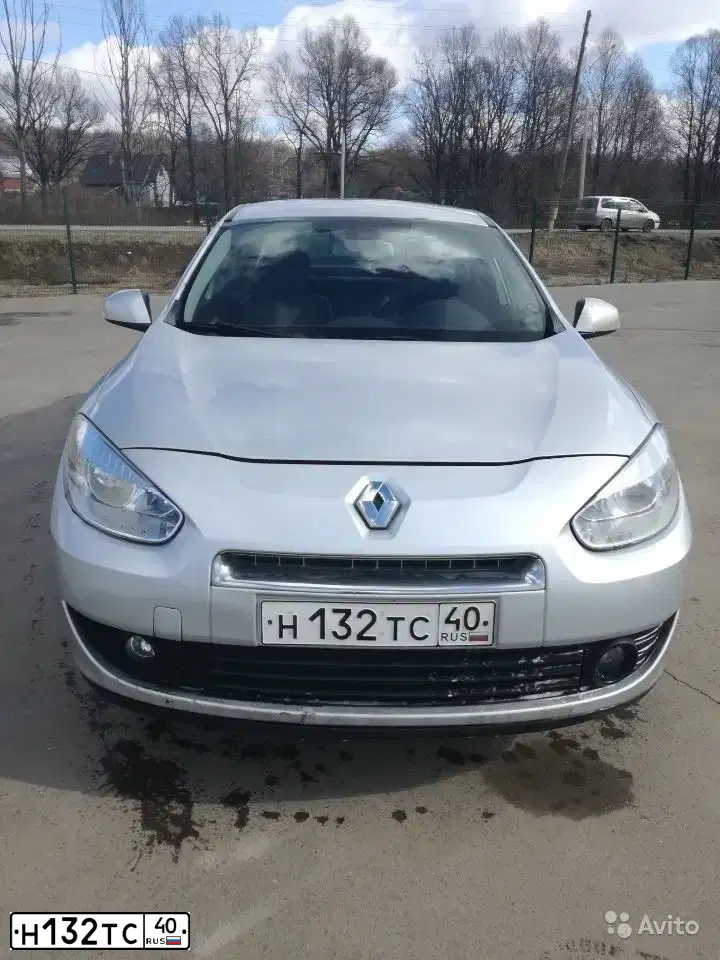 Фото автомобиля RENAULT FLUENCE, 2010 — госномер Н818ТР32. Цвет: Светло-Серо-Голубой