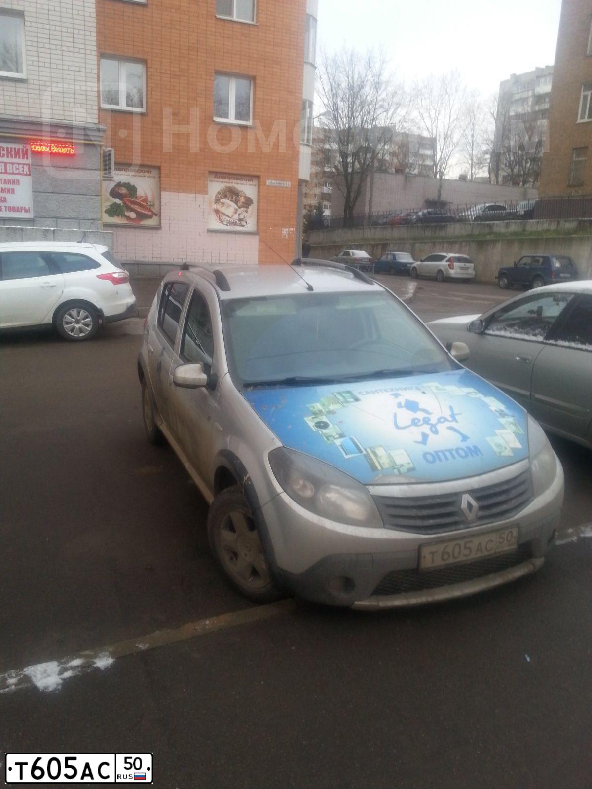 Фото автомобиля RENAULT SANDERO, 2013 — госномер Е337АО702. Цвет: СВЕТЛО-СЕРЫЙ
