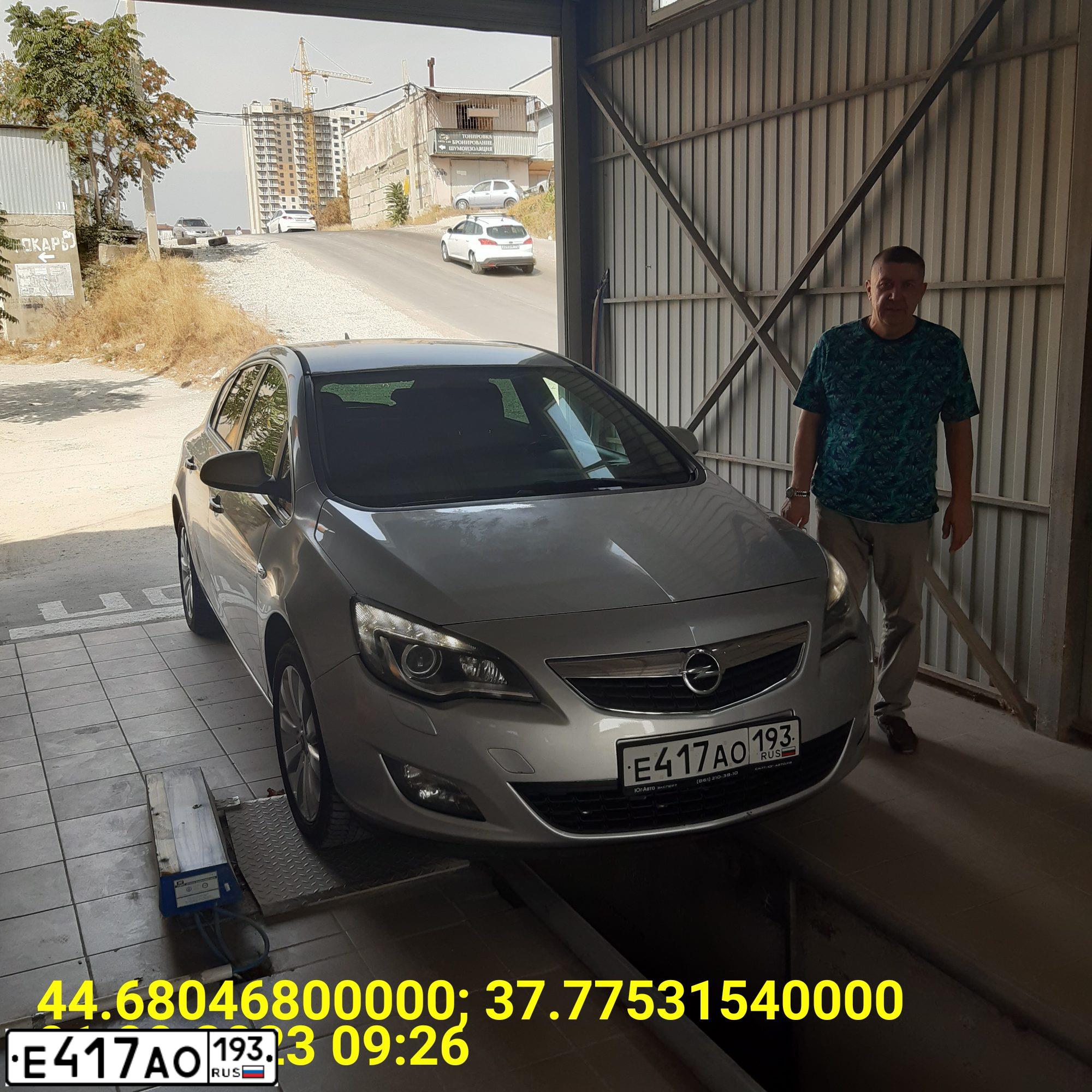 Фото автомобиля OPEL ASTRA, 2011 — госномер А020ОН123. Цвет: СЕРЕБРИСТЫЙ МЕТАЛЛИК