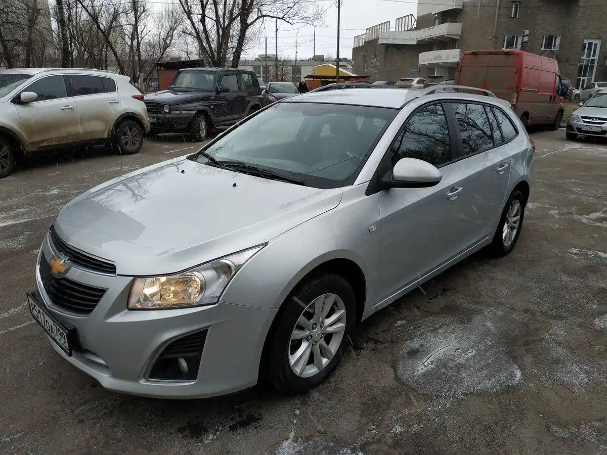 Фото автомобиля CHEVROLET CRUZE, 2013 — госномер Е666УТ77. Цвет: Серебристый