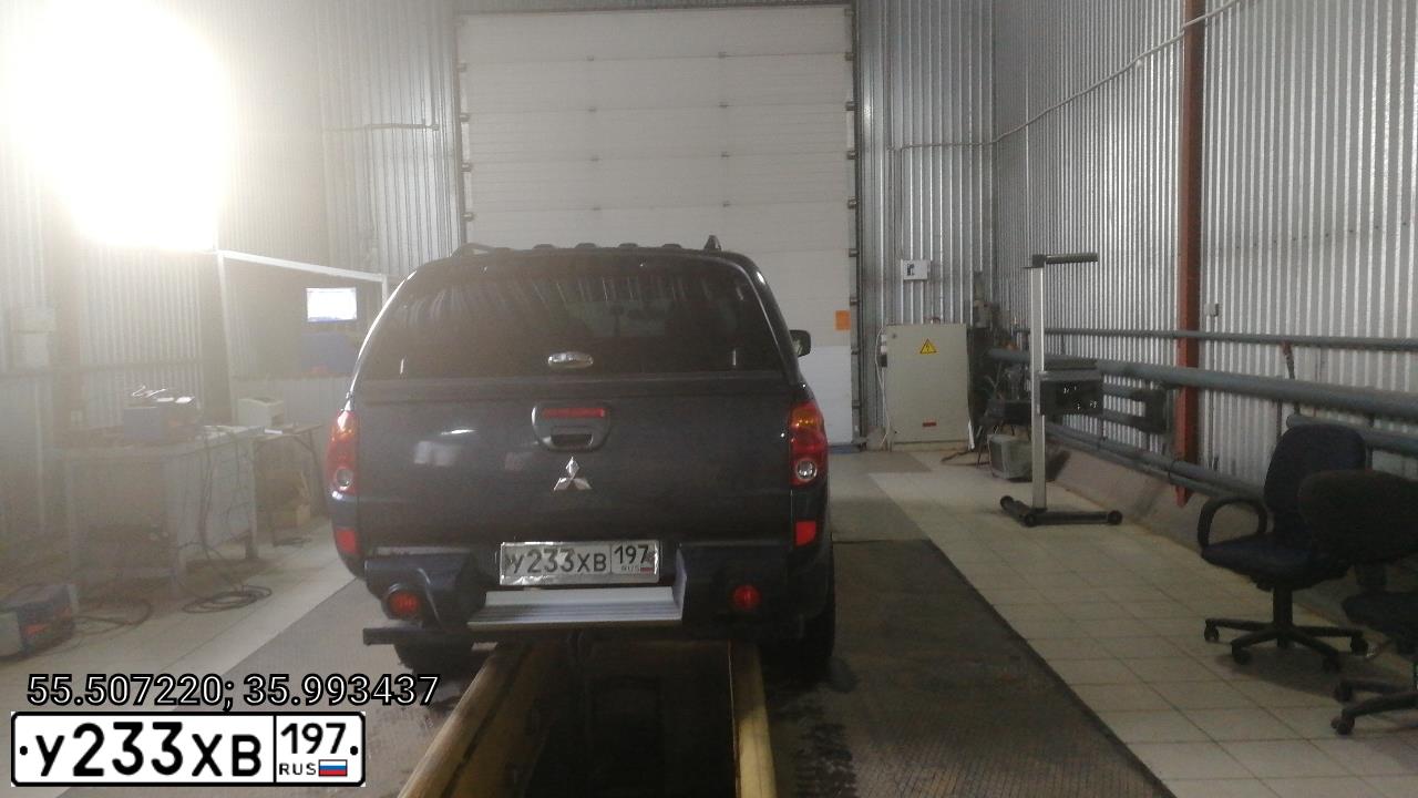 Фото автомобиля MITSUBISHI L 200, 2012 — госномер У233ХВ197. Цвет: СЕРЫЙ