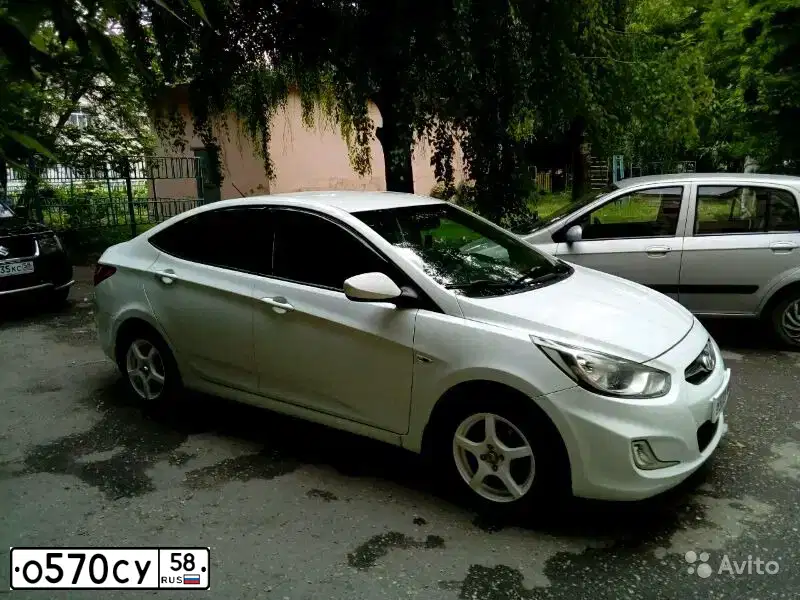 Фото автомобиля HYUNDAI SOLARIS, 2011 — госномер Е933АВ763. Цвет: Белый