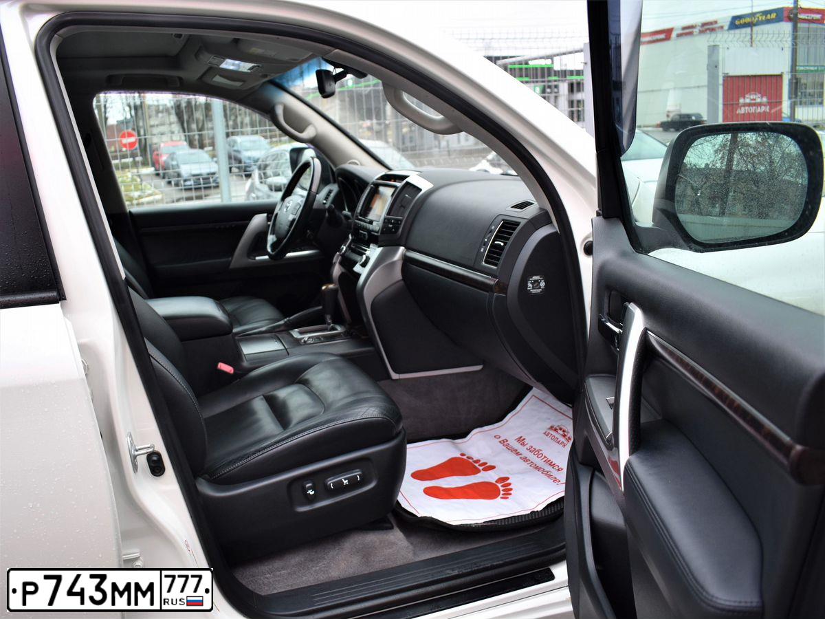 Фото автомобиля TOYOTA LANDCRUISER 200, 2013 — госномер М003СХ44. Цвет: СЕРЫЙ
