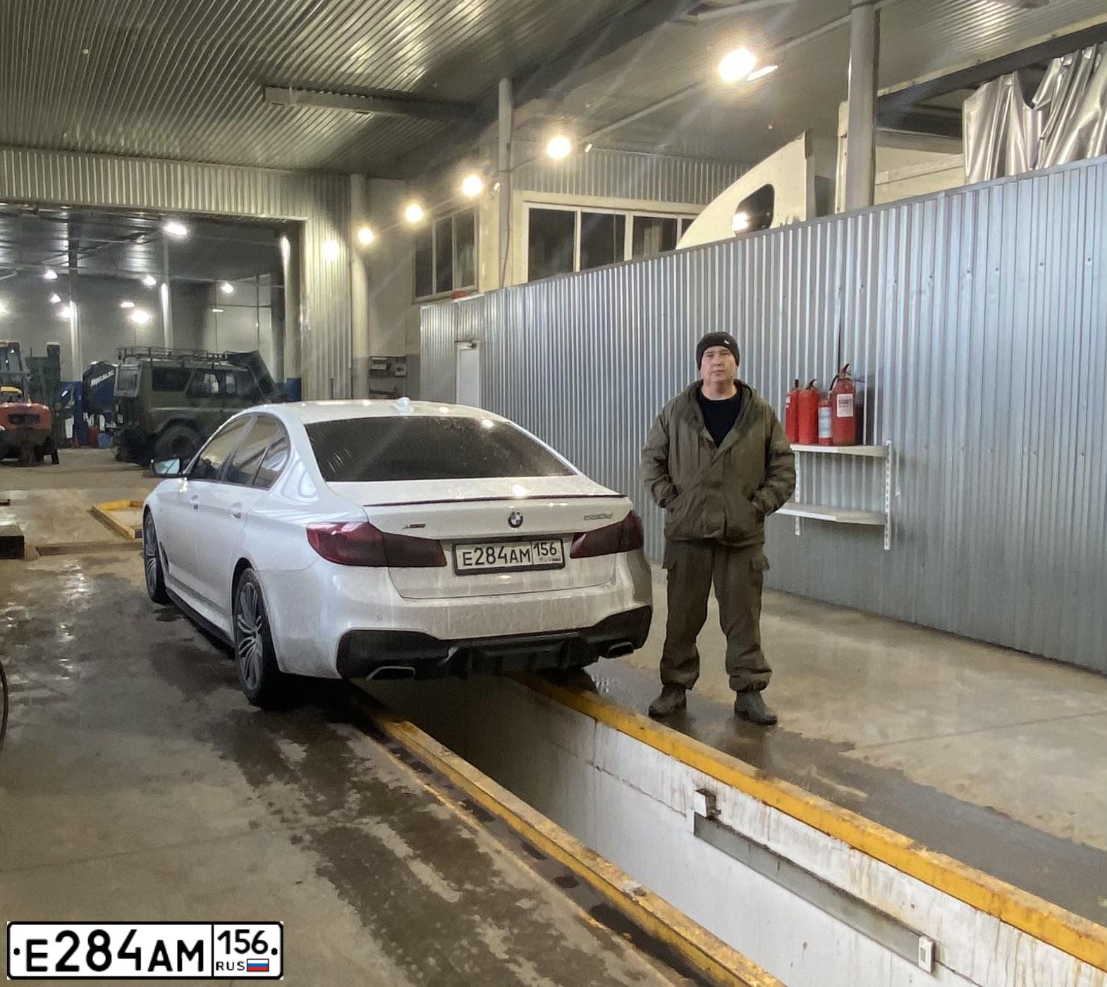 Фото автомобиля BMW SERIE 5, 2019 — госномер У444СО02. Цвет: Белый