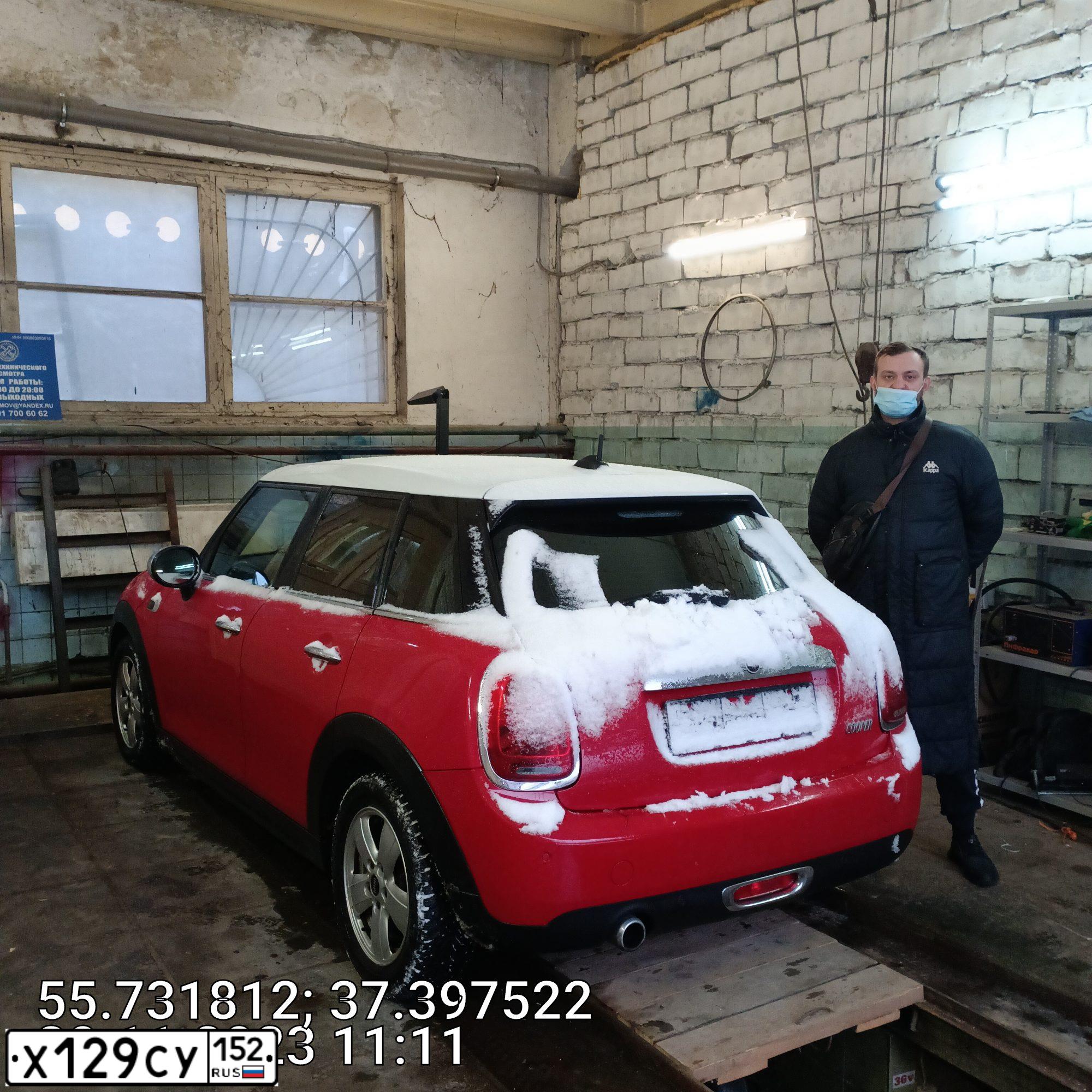 Фото автомобиля MINI COOPER, 2018 — госномер У620АС152. Цвет: ЯРКО-КРАСНЫЙ