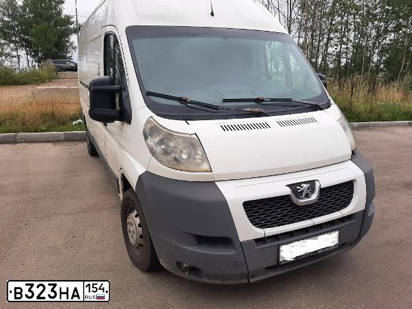 Фото автомобиля PEUGEOT BOXER, 2012 — госномер В323НА154. Цвет: Белый