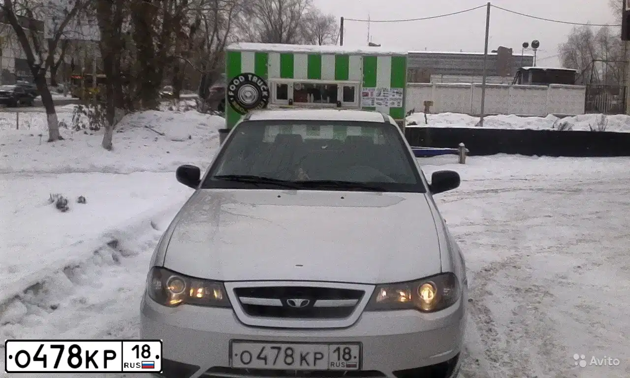 Фото автомобиля DAEWOO NEXIA, 2012 — госномер О478КР18. Цвет: Серебристый