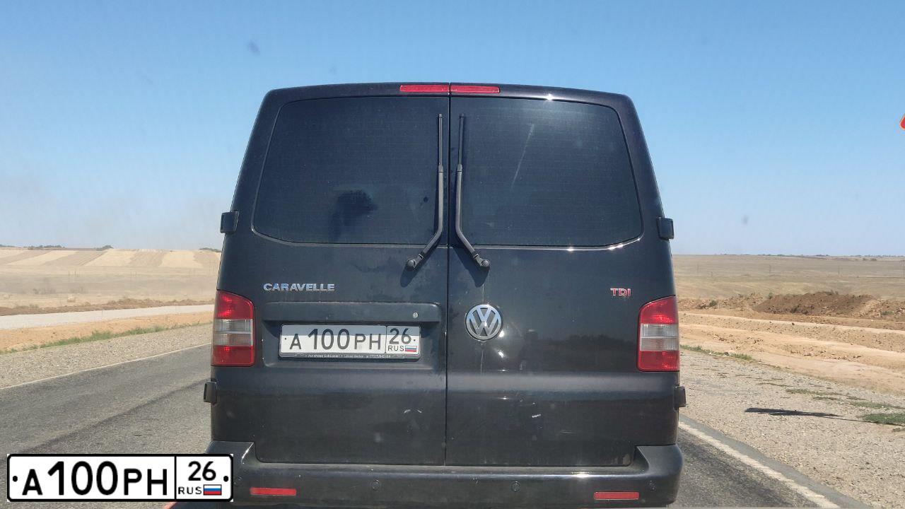 Фото автомобиля VOLKSWAGEN TRANSPORTER, 2007 — госномер Н488ХЕ126. Цвет: ЧЕРНЫЙ